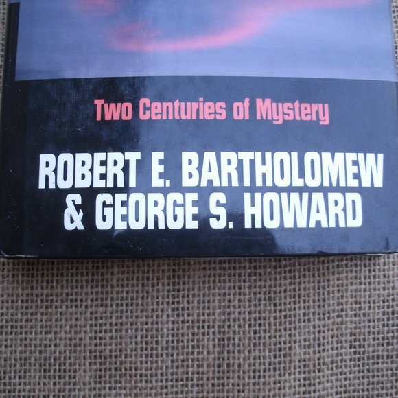 UFOs & Alien Contact: Two Centuries of Mystery book - Picture 3 of 16